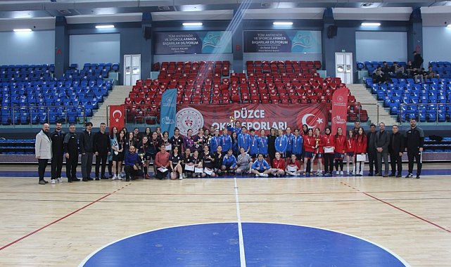 Genç kızlar futsalda şampiyon Düzce Spor Lisesi oldu