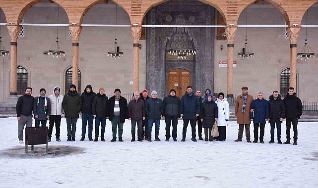 Gençler sabah namazında bir araya geldi