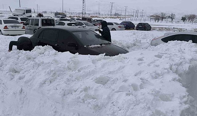 Gercüş'te kar, arabaların boyunu geçti