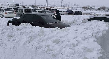 Gercüş'te kar, arabaların boyunu geçti