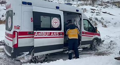 Gercüş'te kar nedeniyle kapanan yolda mahsur kalan ambulans kurtarıldı