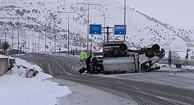 Gercüş'te meyve yüklü kamyonet devrildi, meyveleri sürücünün yardımına koşanlar topladı