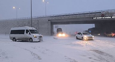 Gercüş'te yoğun kar geçit vermiyor
