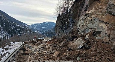 Giresun-Sivas kara yolunda heyelan: Yol kontrollü olarak ulaşıma açıldı