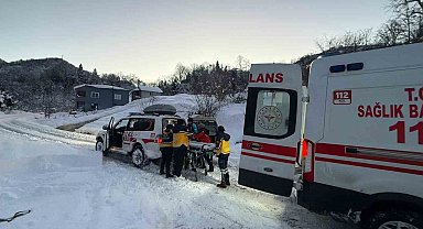 Giresun UMKE, kar nedeniyle ulaşılamayan köyde hastaya umut oldu