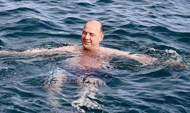 Giresun Valisi Serdengeçti'den kış ortasında deniz keyfi