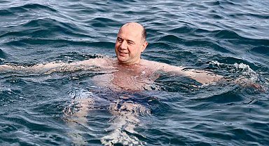 Giresun Valisi Serdengeçti'den kış ortasında deniz keyfi