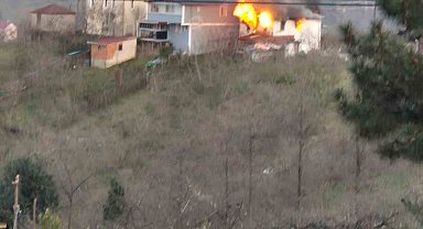 Giresun'da iki katlı ev alev alev yandı