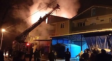 Gökçebey'de 3 katlı binanın çatısı alev alev yandı