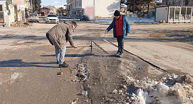 Gölbaşı ilçesinde caddelerdeki karları esnaflar temizledi