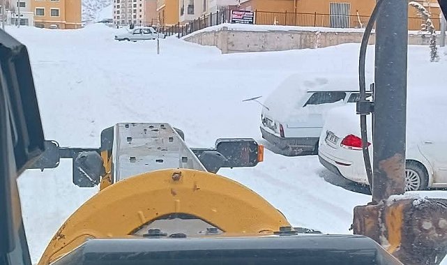 Gölbaşı'nda deprem konutlarında kar temizleme çalışması