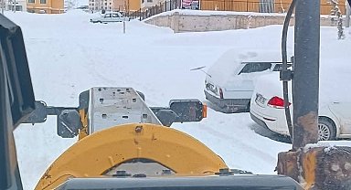 Gölbaşı'nda deprem konutlarında kar temizleme çalışması