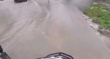 Göle dönen yollarda direksiyon başındaki motokurye yaşadıklarını kayda aldı