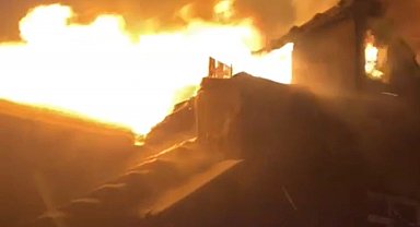 Gönen'de ev yangını: Çatı alevlere teslim oldu