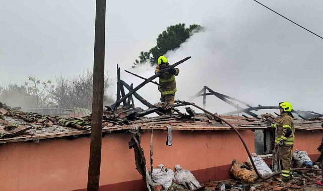 Gönen'de müstakil ev yangında kullanılamaz hale geldi