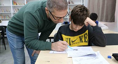 Gönüllü öğretmenler tatilde LGS'ye hazırlanan öğrencilere destek veriyor