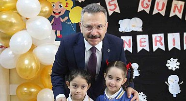 Görevi bugün sona eren Vali Aksoy'u "Bir çocuk sevdim" isimli şarkısıyla uğurladılar