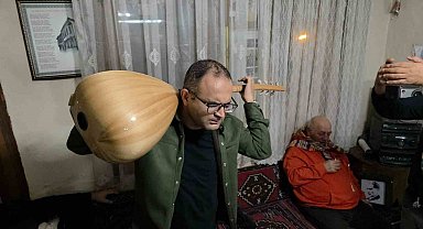 Görme engelli sanatçı sazı ensesinde çalıyor