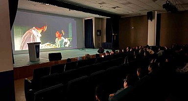 Görme görme engelliler için betimlemeli film gösterimi