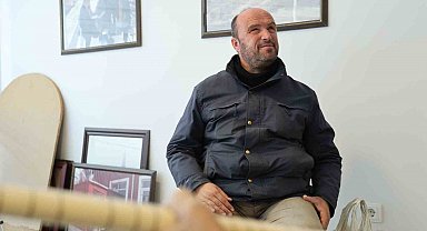 Gözleri görmüyor, hayata müzikle tutunuyor