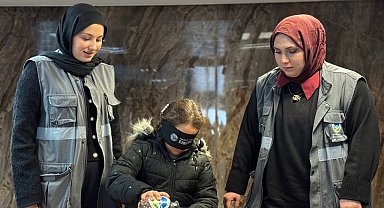 Gözlerini bağlayıp su doldurdular: Öğrencilere 'Beyaz Baston' farkındalığı