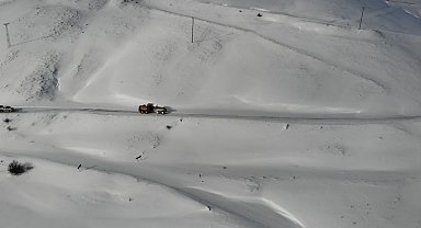 Gümüşhane'de kapanan köy yollarında kar mesaisi aralıksız sürüyor