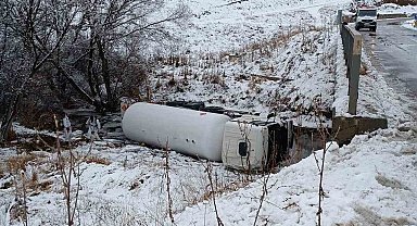 Gümüşhane'de LPG yüklü tanker dere yatağına devrildi: 1 yaralı
