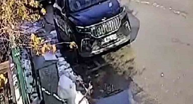 Güneşi gören kardan adam eriyip kaldırımda devrildi