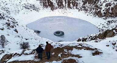Güneşin konumuna göre renk değiştiren Kızılçan Gölü dondu