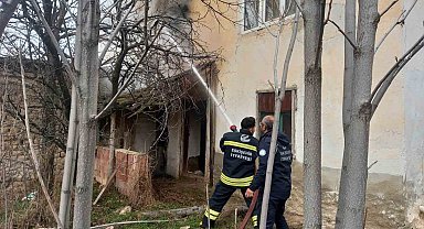 Günyüzü ilçesindeki yangında ev kullanılamaz hale geldi