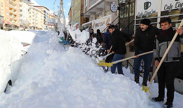 Güvenlik korucularından karla mücadeleye destek