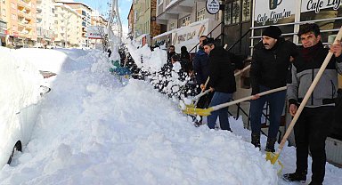 Güvenlik korucularından karla mücadeleye destek