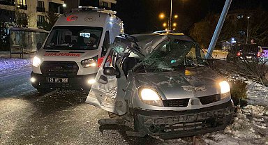 Hafif ticari araç direğe çarptı: 1'i ağır 4 yaralı