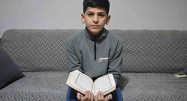 Hafızlık eğitimini tamamlayan 11 yaşındaki çocuk, güzel haberi babasıyla gözyaşları içerisinde paylaştı