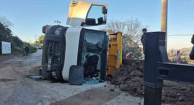 Hafriyat kamyonu devrildi: 1 yaralı