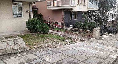 Hafriyat kamyonunun bahçedeki 4 araca çarptığı kaza kameda