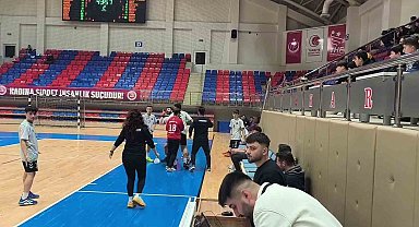 Hakeme saldırmaya çalıştı sahadan güvenlikle çıkartıldı