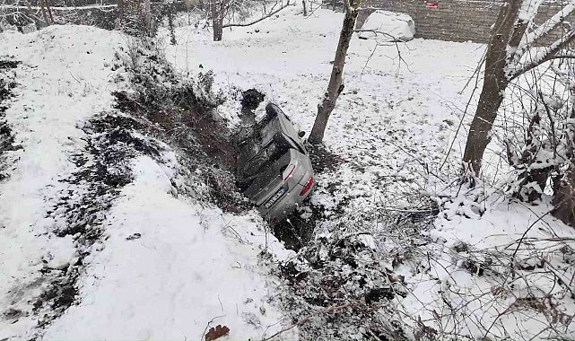 Hakimiyetini kaybeden otomobil dereye uçtu: 3 yaralı
