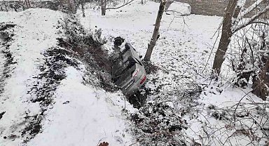 Hakimiyetini kaybeden otomobil dereye uçtu: 3 yaralı
