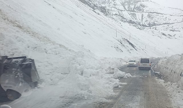 Hakkari-Çukurca yoluna düşen çığlar temizlendi