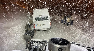 Hakkari'de kar ve tipide mahsur kalan minibüs kurtarıldı