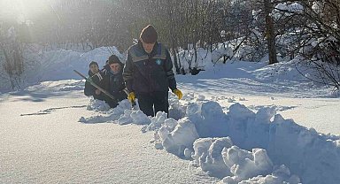 Hakkari su arıza ekibi 1,5 metre karı aşarak arızaya ulaştı