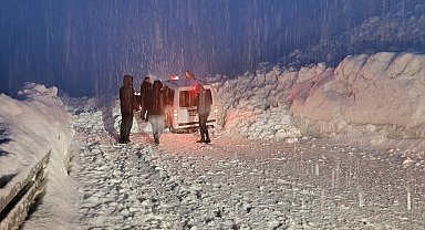 Hakkari-Van yolunda iki çığ arasında kalan 5 araç kurtarıldı