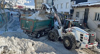 Hakkari'de 20 bin ton kar şehir dışına taşındı