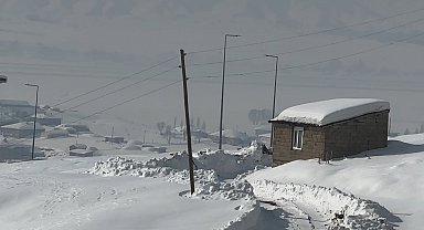 Hakkari'de 68 yerleşim yerinin yolu kapandı