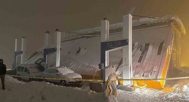 Hakkari'de akaryakıt istasyonunun çatısı çöktü: 8 kişi yaralandı