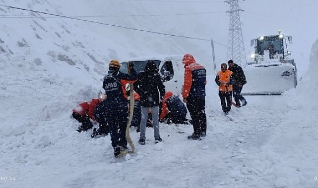 Hakkari'de çığ altında kalan araçtaki 2 kişi kurtarıldı