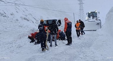 Hakkari'de çığ altında kalan araçtaki 2 kişi kurtarıldı