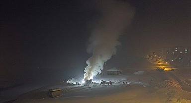 Hakkari'de itfaiye araçlarının çıkamadığı tandır evindeki yangına vatandaşlardan karla müdahale