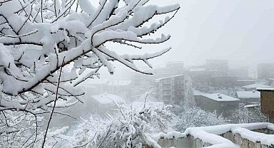 Hakkari'de kar afeti: Ekipler aralıksız çalışıyor